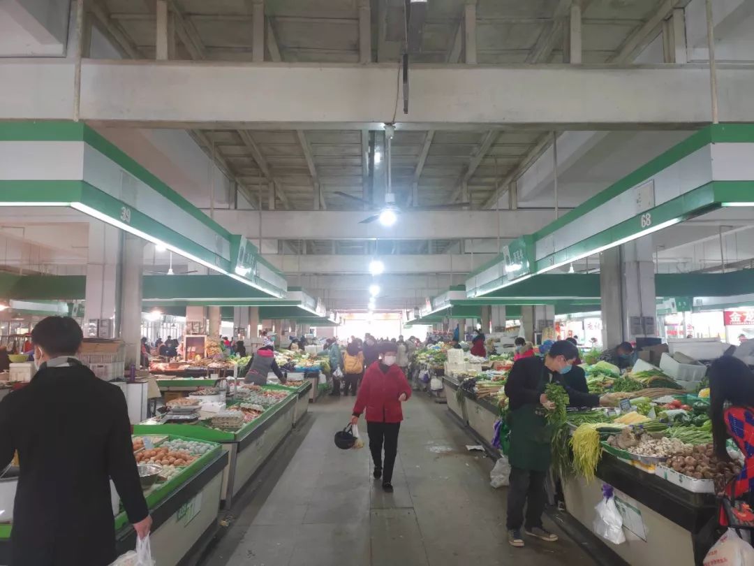 疫情下的县城夜晚照片真实,疫情时期农村的真实生活