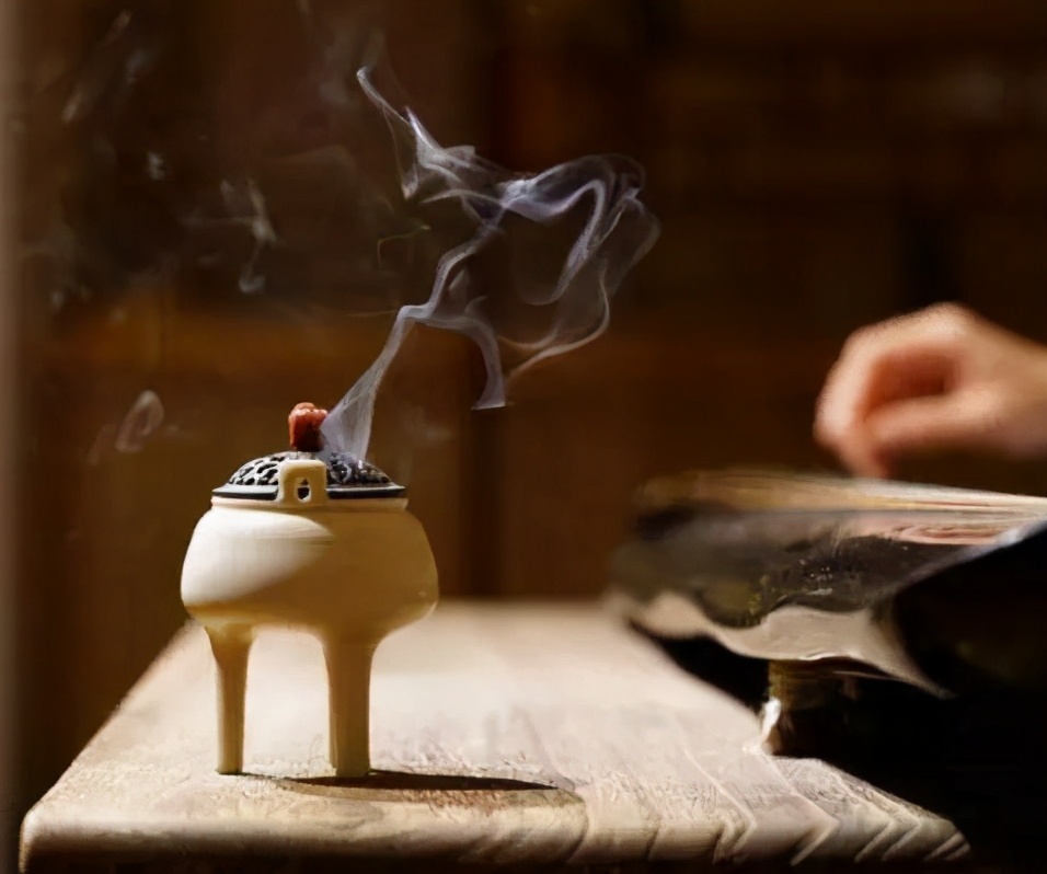 焚香：几近消失的艺术，我们熟知的“背诵天团”都成了调香圣手