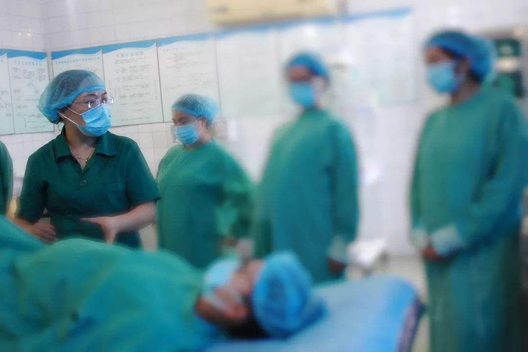 顺产怎样避免撕裂侧切,顺产多大概率会侧切撕裂