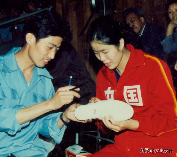 这双红白色国民球鞋，是否也曾伴你走过青春岁月？