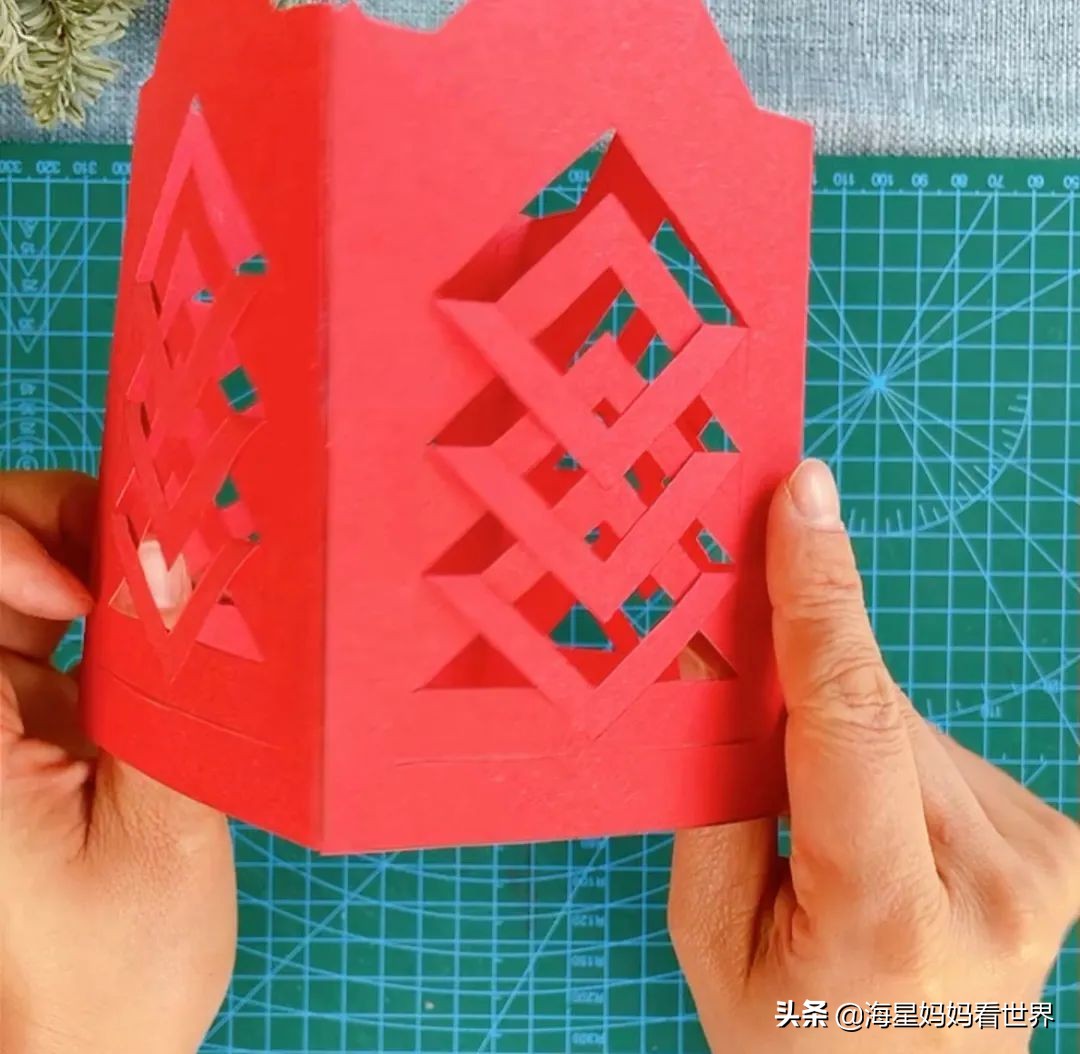 春节喜气洋洋大红灯笼高高挂,红红火火喜气洋洋百家姓灯笼