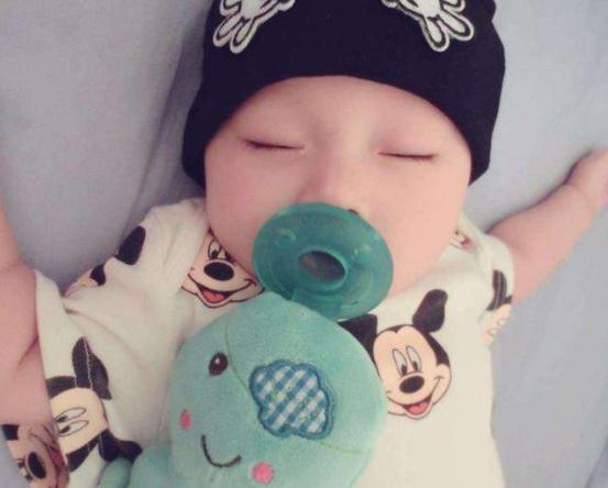 新生儿睡眠不稳怎么哄,新生儿睡不踏实老是要抱