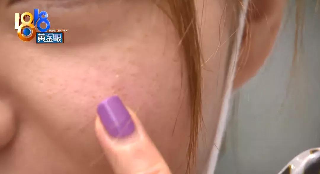 姑娘正要拍烤鱼，店员翻锅，一颗辣椒炸开，热油溅到了脸上