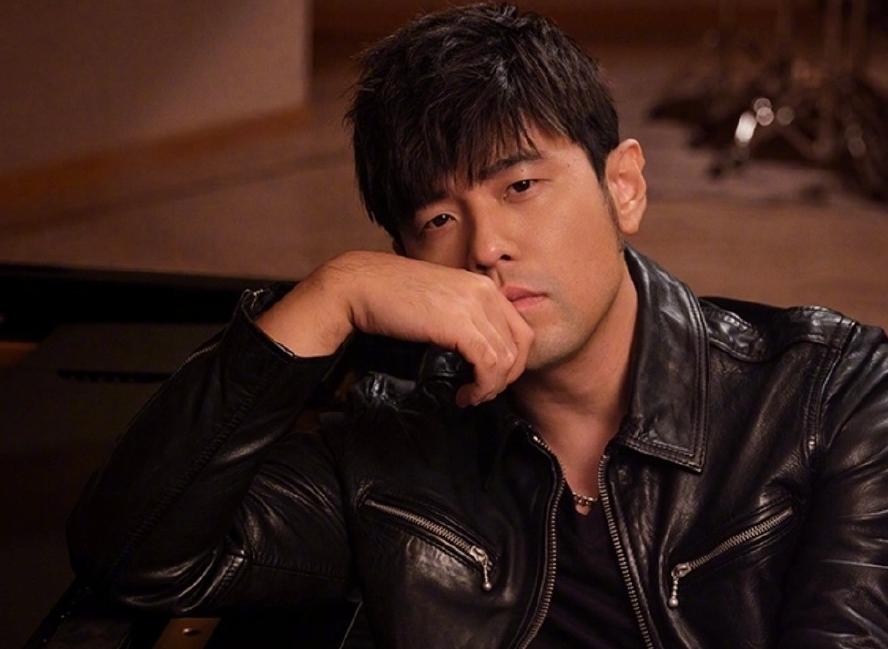 周杰伦比赛也不忘耍帅,周杰伦打游戏然后线下打球