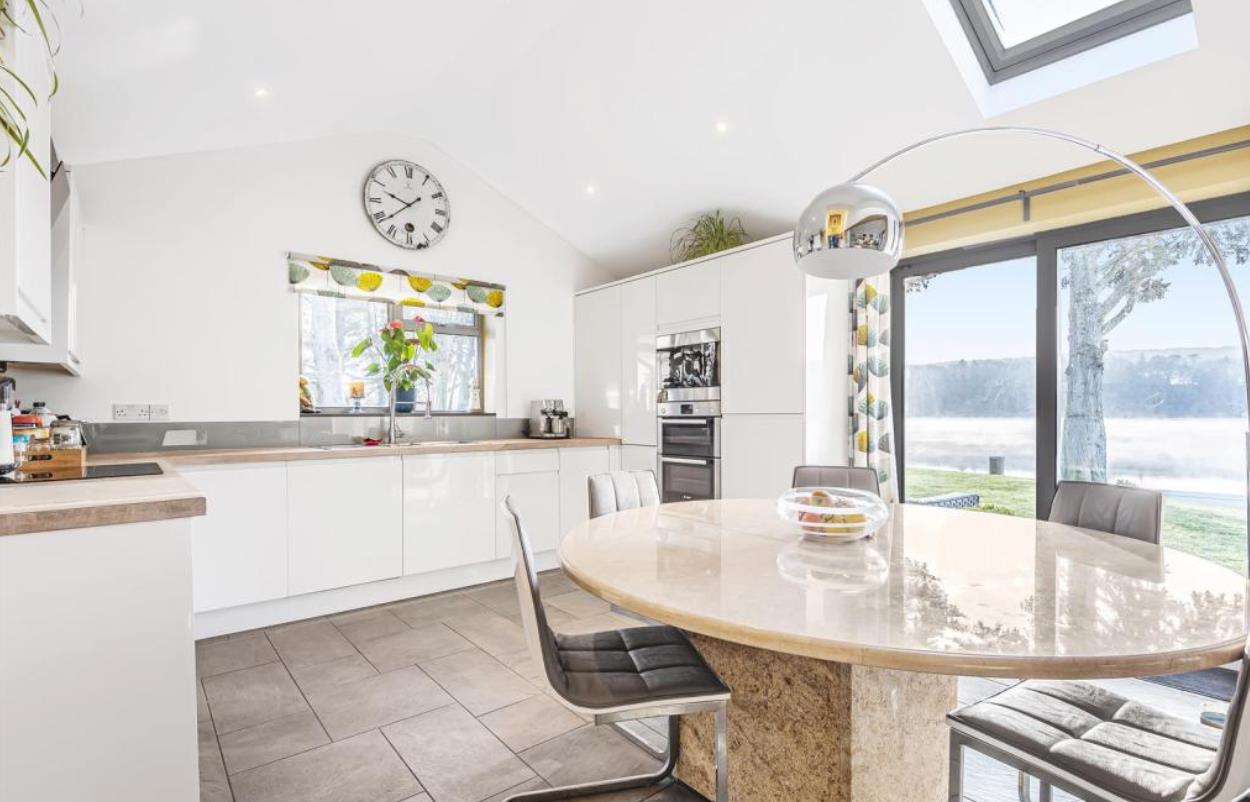 在英国100人民币能买到什么,100万英镑在英国能买什么房子