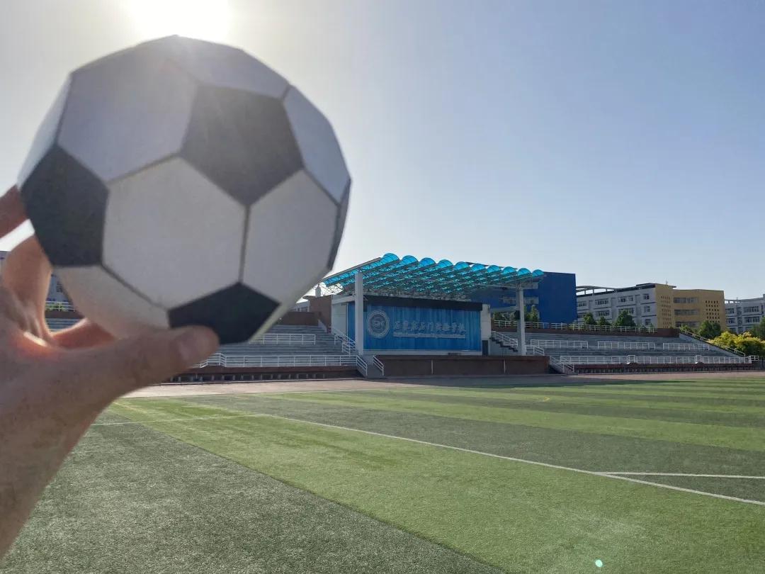 学校里面的足球比赛绘画,学校举行足球文化活动的绘画