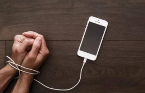 小孩手机被父母没收,被家长没收手机后大哭的孩子