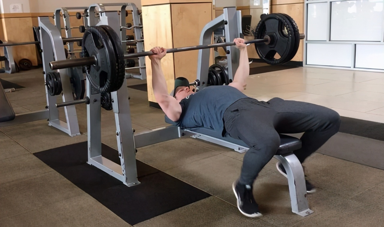 杠铃卧推练胸的动作,杠铃卧推锻炼胸肌的最佳方法