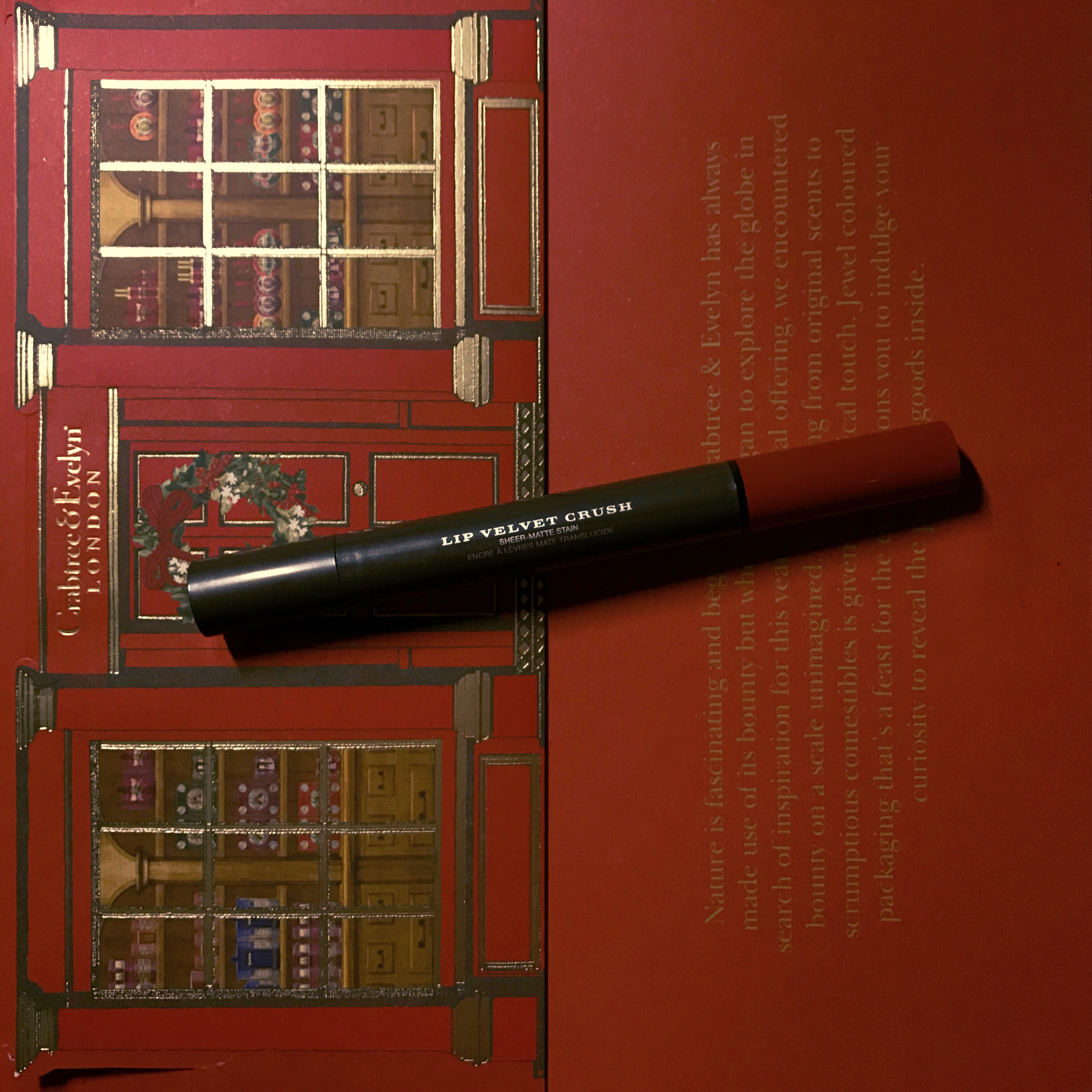 李佳琦都为它打call~买不起巴宝莉的风衣还买不起他家的口红吗