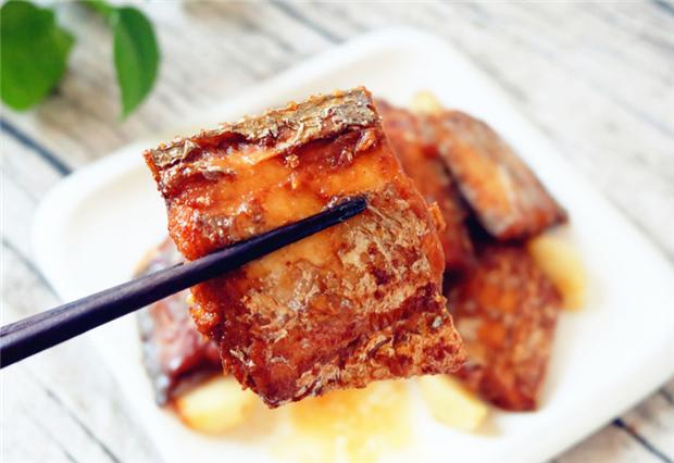 上海带鱼怎么煎不粘锅不破,干煎带鱼不粘锅的做法