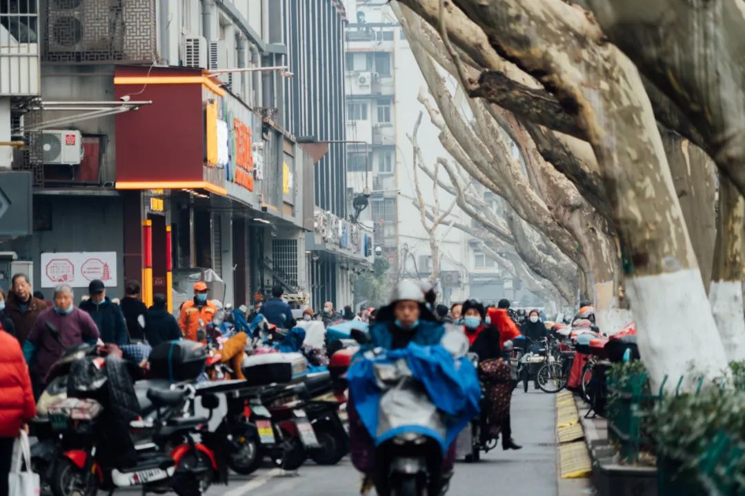 活着的两元店,2块钱能买啥?