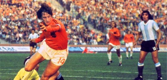 他是足坛最负盛名的老烟枪，参加世界杯所穿的阿迪球衣只有两条杠