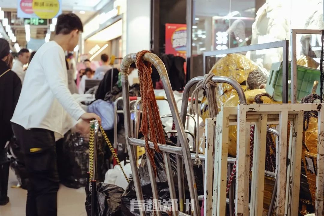 郑州银基商贸城，时尚和繁华背后，多的是你不知道的辛苦和忙碌