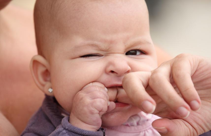 宝宝进入口欲期怎么办,正确引导宝宝口欲期