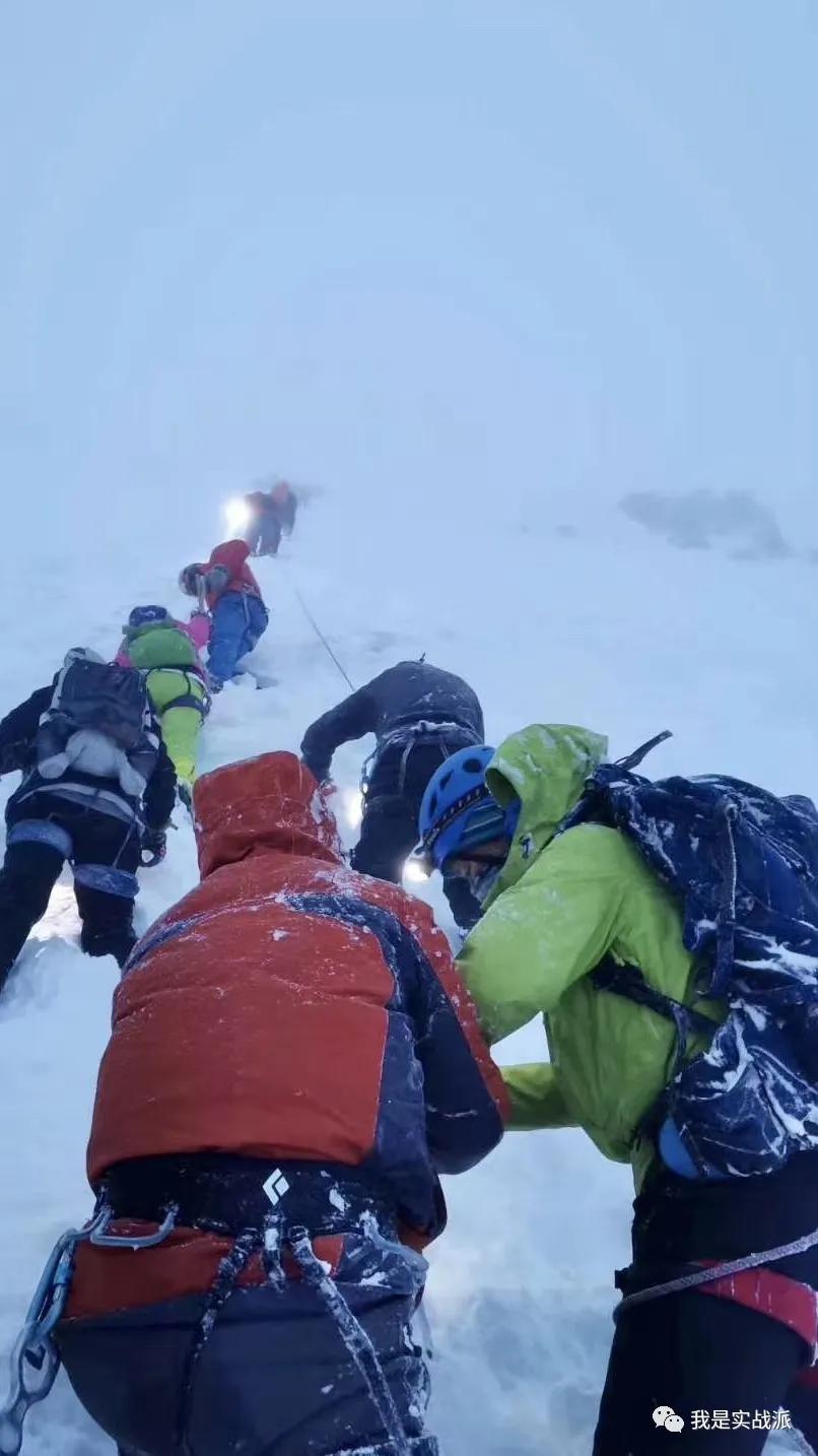 始祖鸟冲锋衣betalt和alphasv怎么选,始祖鸟冲锋衣alphasv6代黑金和蓝色