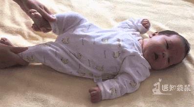 新生儿宝宝肚子胀气怎么做排气操,新生儿哭闹胀气排气妙招0-1个月