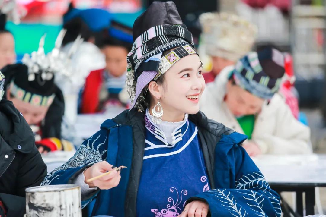 被央视点赞，有点惊艳！这位00后甜心苗妹勇闯上海时装周