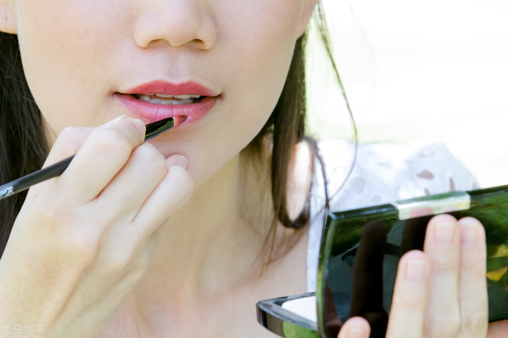 老公经常接送公司里的女的上下班,老公经常接送女同学上下班