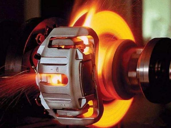 刹车突然失灵怎么办,汽车在行驶中刹车突然失灵怎么办