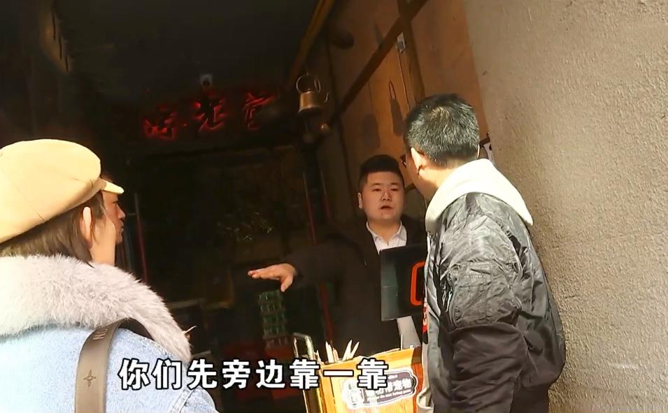 女子火锅店讨水烫坏杯子后续,开水烫坏保温杯索赔4000后续