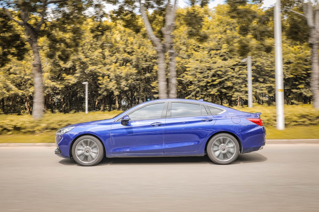 试驾新款红旗h5,红旗h5值得买吗有哪些缺点