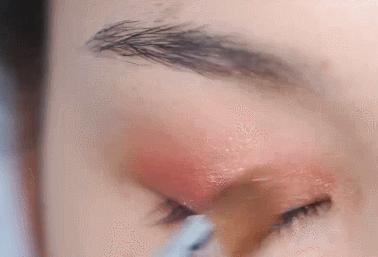 网红眼影盘ins眼影画法,红色眼影和橙色眼影搭配画法