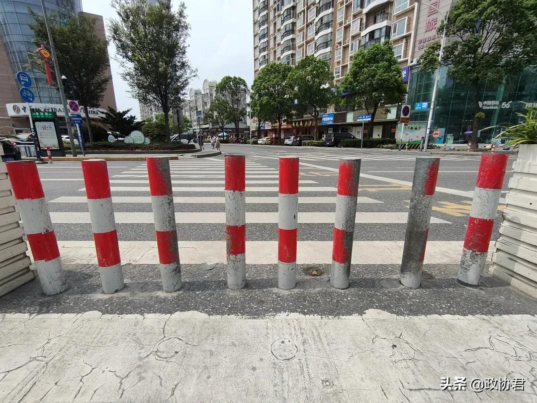 什么道路中间不能设隔离护栏,哪些路可以安装中间隔离护栏