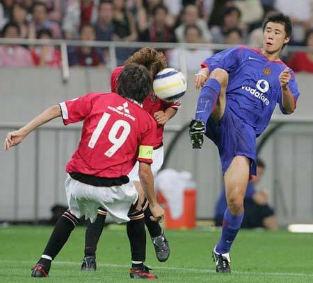 2008年东亚杯李玮峰锁喉日本队长,国足vs日本姜至鹏判罚