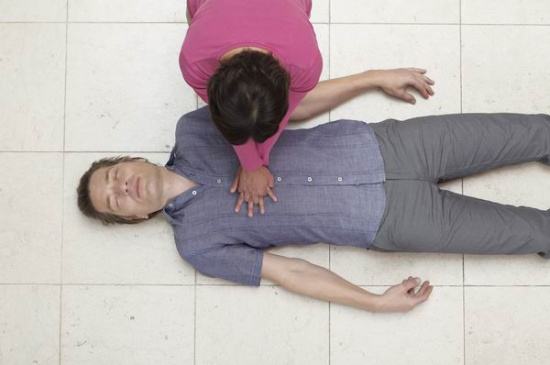 叨咕叨咕掐人中和心肺复苏