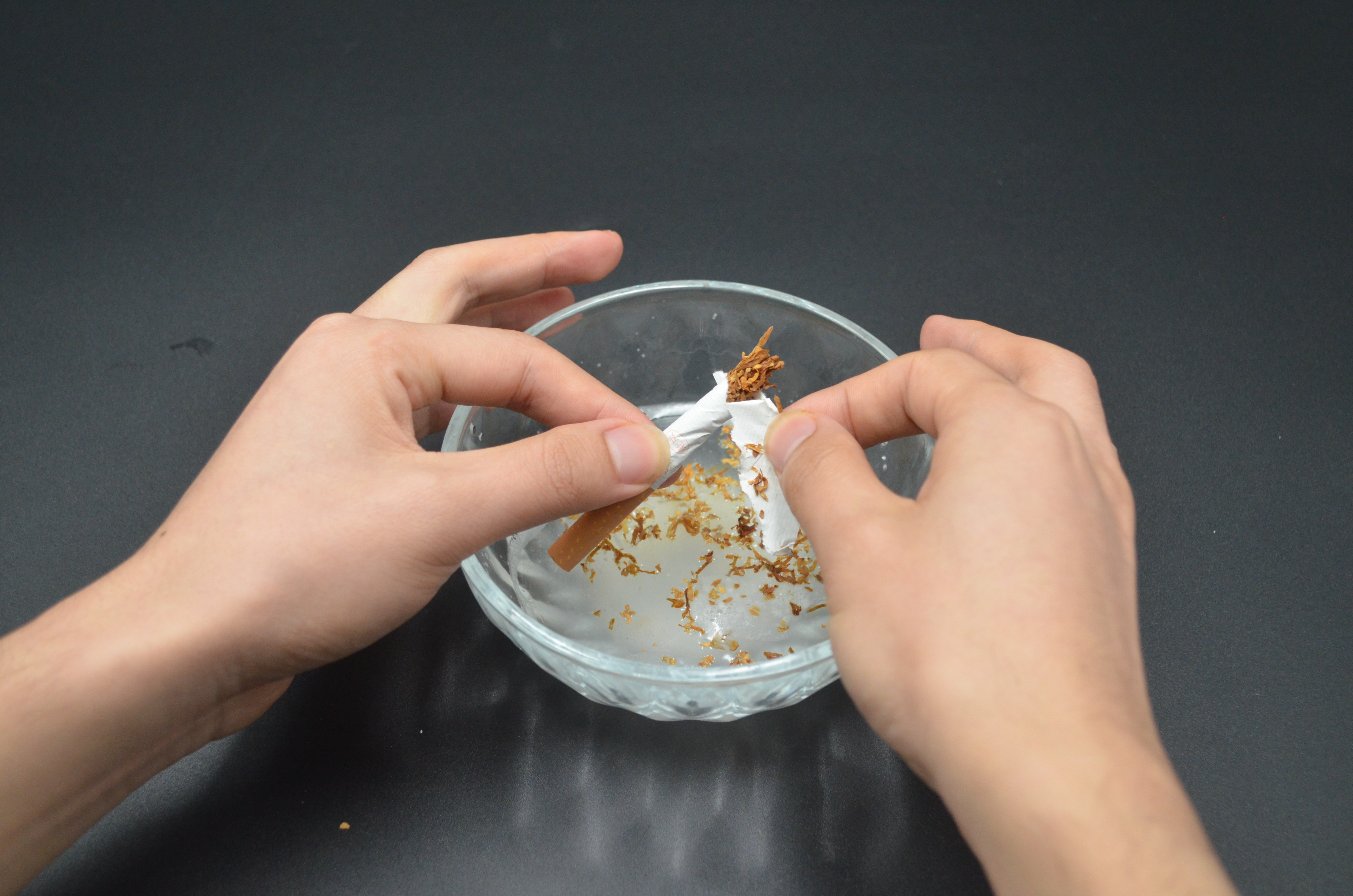 不管马桶有多臭，只需一根香烟，马桶异味自动清除，看完涨知识了