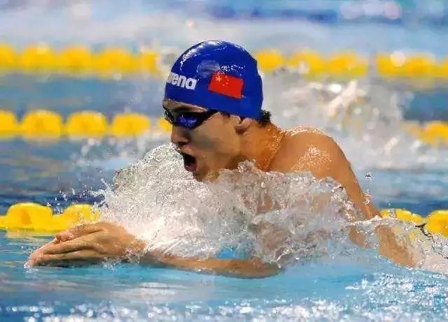 解锁游泳新姿势，这么简单的蛙泳，别告诉我你不会