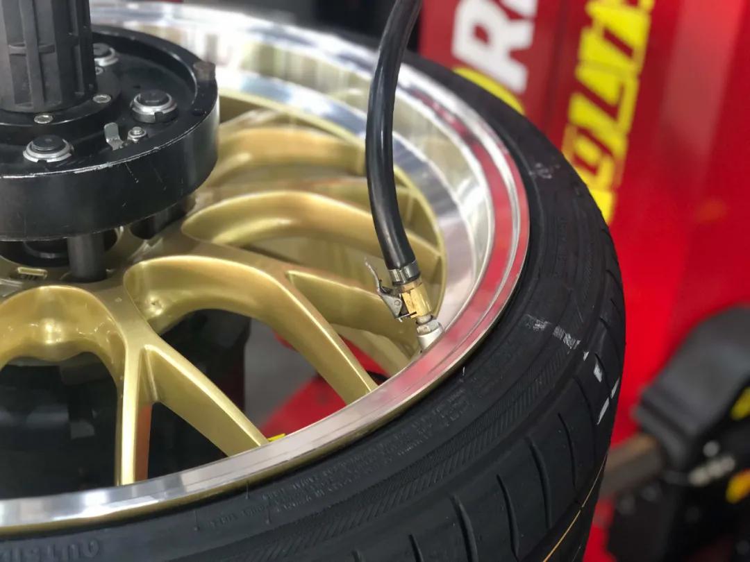 前轮换了新胎抖动是怎么回事,刚换的新轮胎为什么会瘪