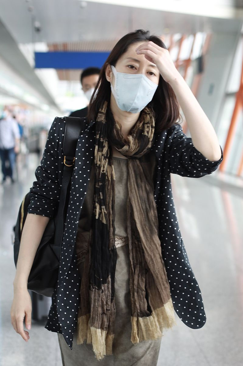 刘敏涛垫肩西装配缎面吊带,刘敏涛穿西装惊艳