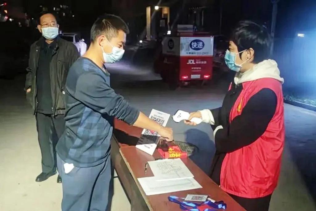 疫情防控暖心执勤,坚守疫情防控点节日慰问暖人心