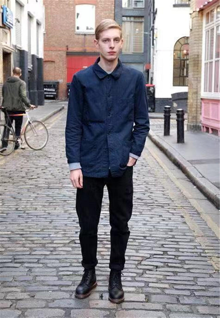 裤脚需要塞进靴子吗,裤脚塞到靴子还是卷起来