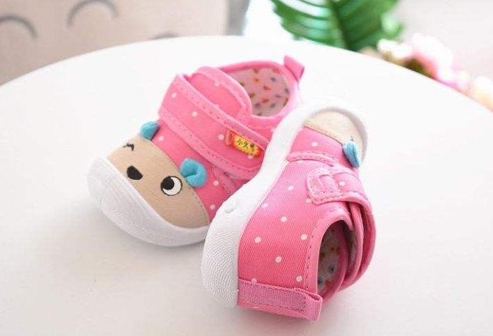 这8种凉鞋被列入黑名单，易致足内翻、X型腿，可别再给娃穿了