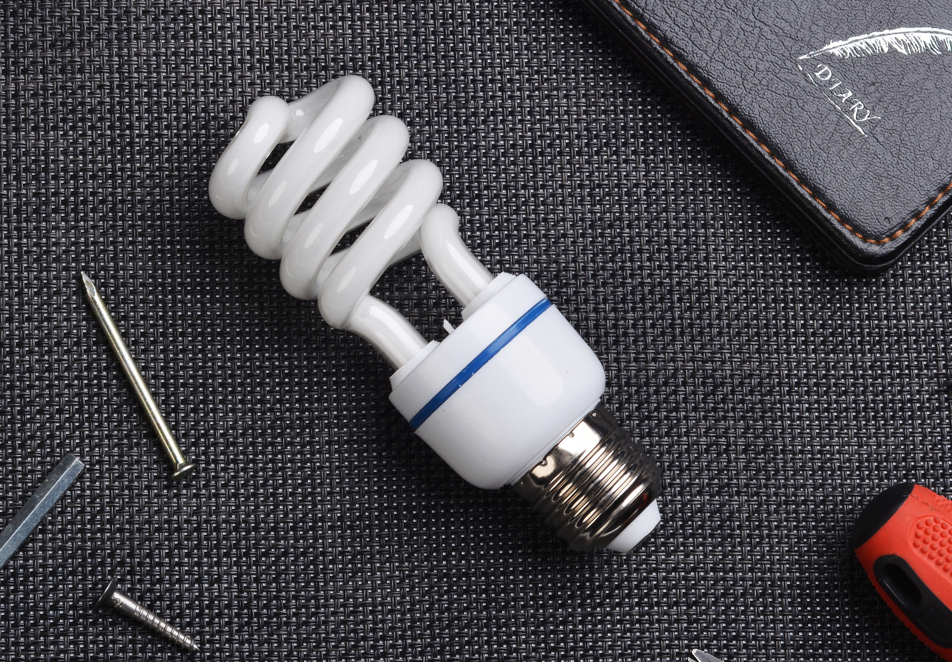 家用led灯和节能灯的比较,家用节能灯好还是led灯好