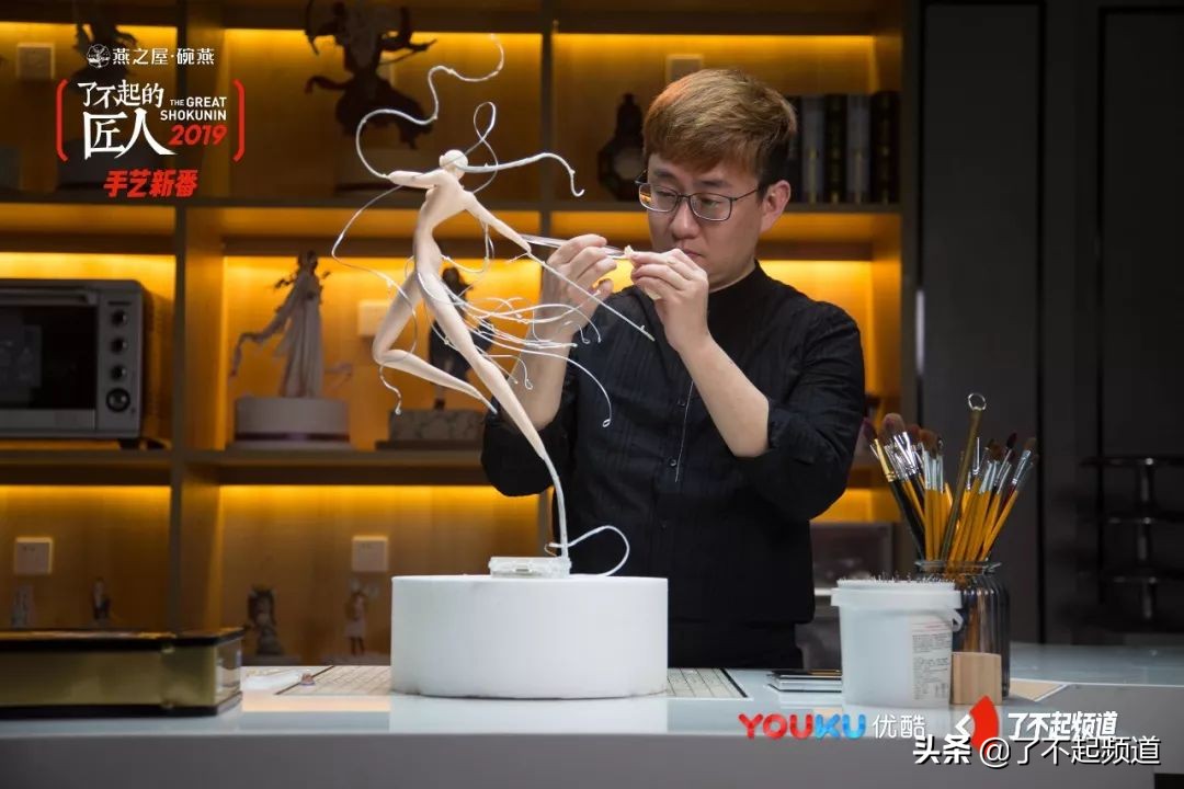 他从珠宝首饰到美容美发样样精通,只为做好一块蛋糕