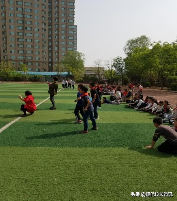 走向操场,“趣”跑步,“趣”踢球——尖草坪区恒大名都小学