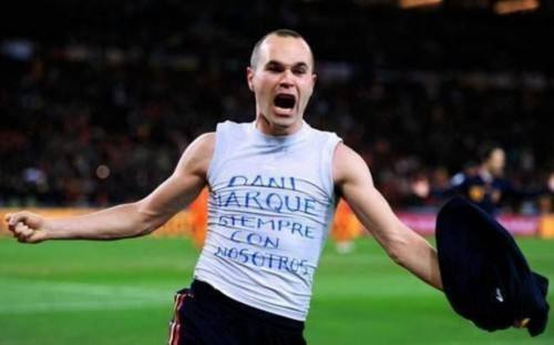 足球感动瞬间纪念老球员,足球场上纪念逝者的视频