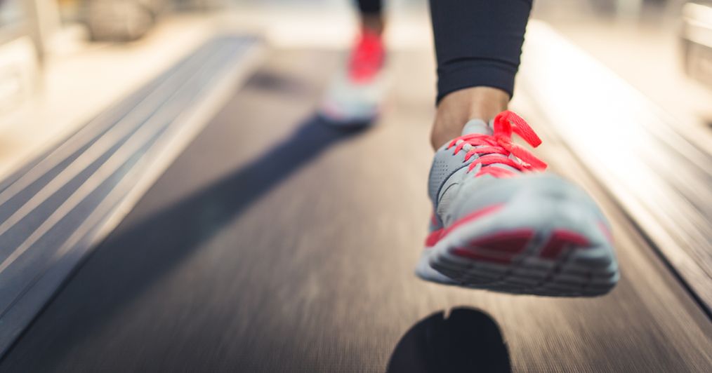 使用跑步机安全注意事项,正确使用跑步机不伤腰