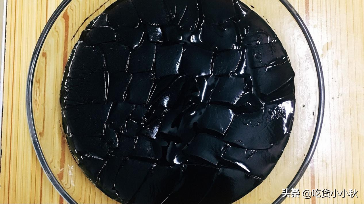 黑凉粉芋圆西米椰果甜品,黑凉粉怎么和旺仔牛奶做甜品视频