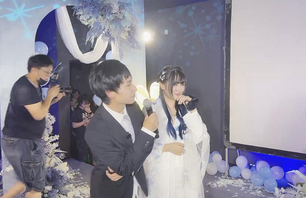 梦泪直播看ag比赛看见兮兮在现场,梦泪与兮兮的婚礼ag成员合照