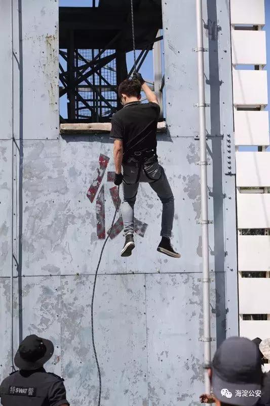 特警训练遭群众围观,特警魔鬼式训练