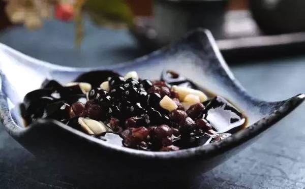 中药草熬制出的仙草汤加上牛奶黑糖蜜豆椰果夏天就这样安然度过