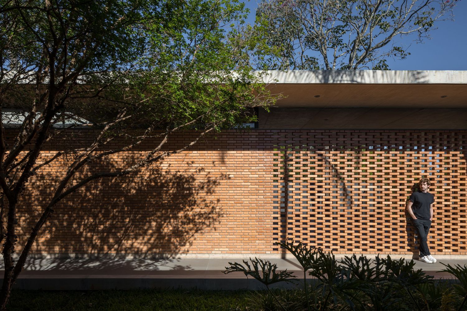 巴西利亚原始的清水混凝土与红砖打造的别墅