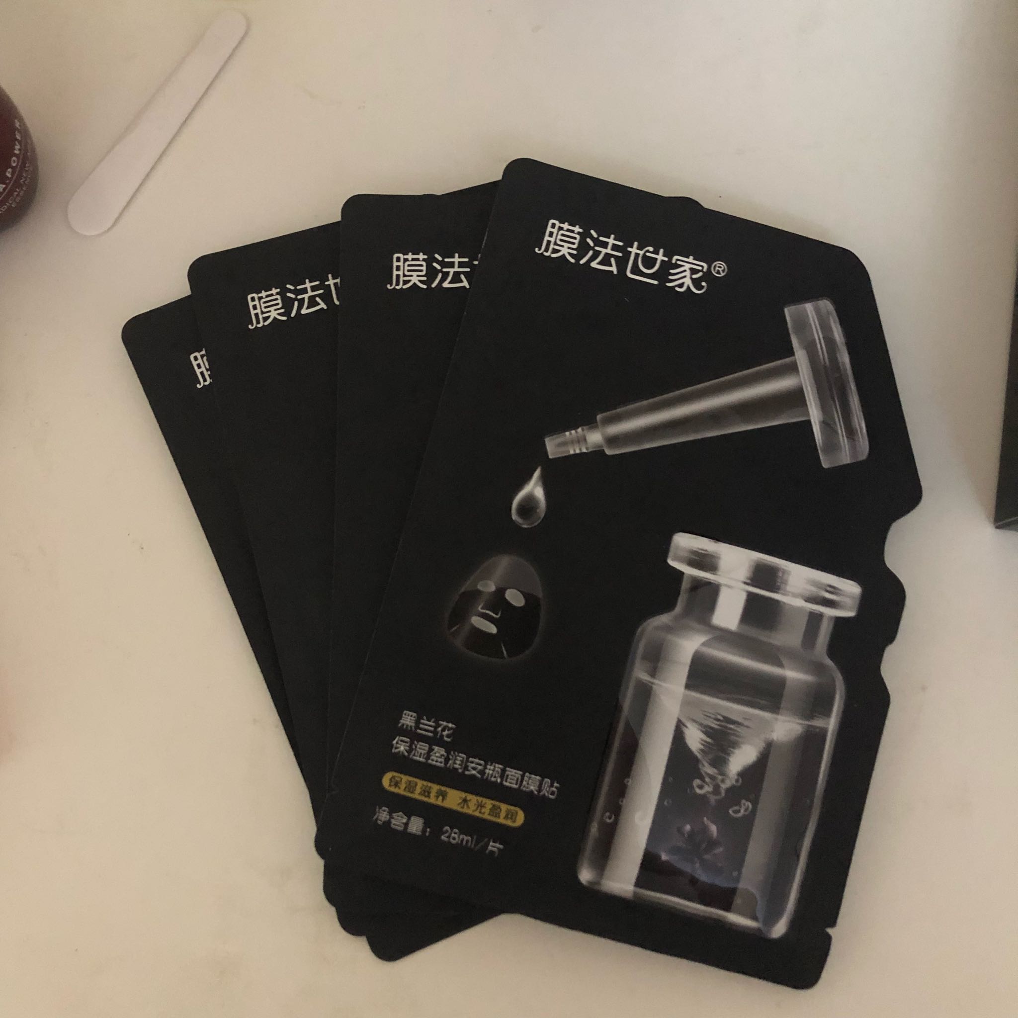 一叶子面膜和膜法世家面膜哪个好,膜法世家的白面膜好还是黑面膜好