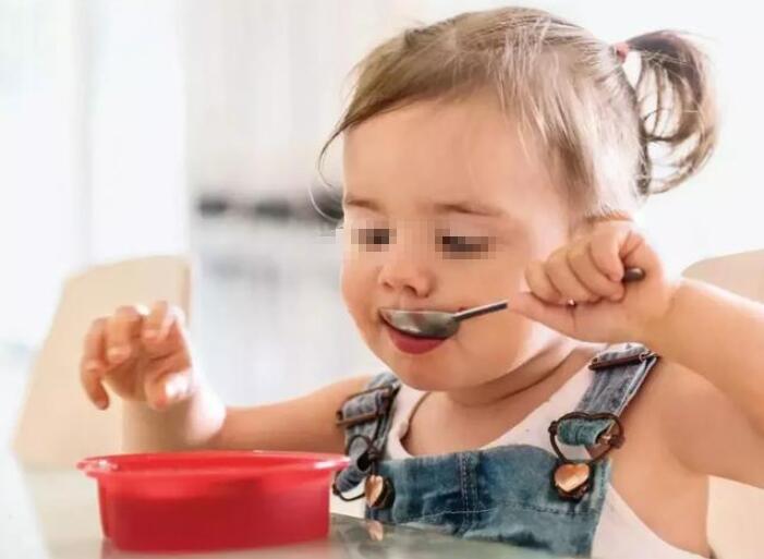 孩子被鱼刺卡住了在家如何解决,小孩被鱼刺卡不配合怎么办