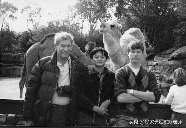 跪谢母亲考生斩获635分，其母亲不仅颜值高，育儿方法更值得学习