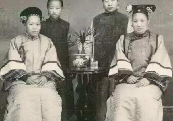 丫鬟嫁人夫人不舍，老爷：给做我二房，你们还是姐妹，不是更好？